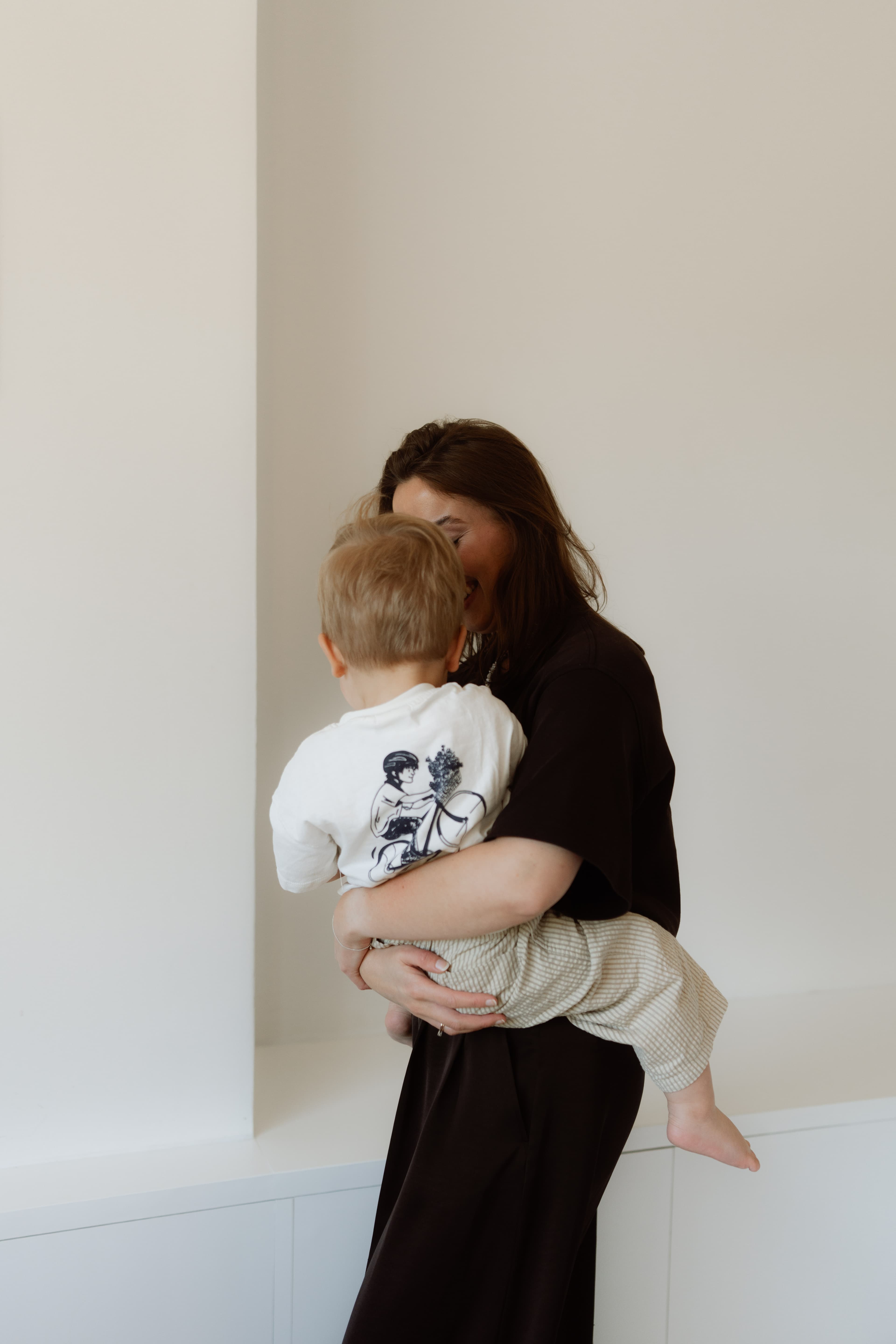 Steph met haar zoontje op de arm