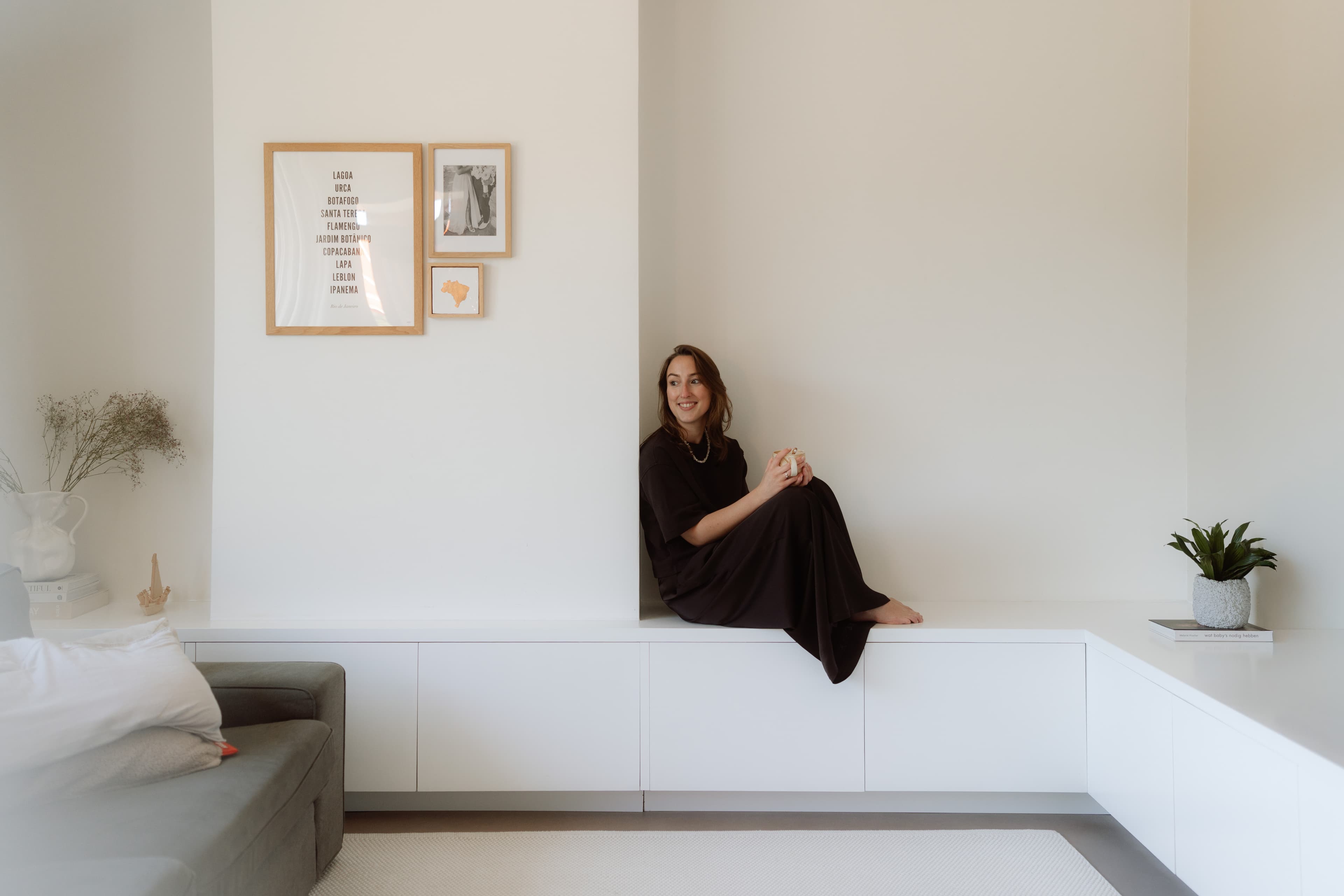Steph zit in een rustige, lichte ruimte